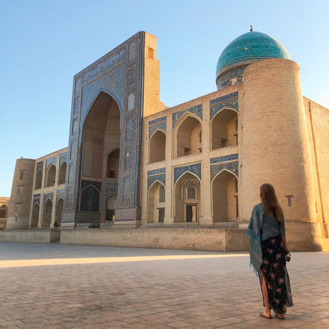 Medresa Mir-i-Arab stojí na náměstí Pol Kaljon v Buchaře už od roku 1536⏳. Tato islámská škola byla dle legendy financována z prodeje více než 3000 otroků .
Pro fotku bez lidí doporučuju nastavit budík tak na 4:32 #rano , nebo být hodně zdatný ve photoshopu