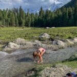Treking v Pákistánu v pod Nanga Parbat a večerní hygiena v ledovcovém potoce.