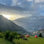 Treking v Pákistánu, stanování pod horou Rakaposhi.