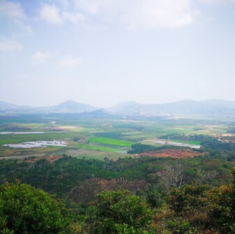 Vietnam motorka uvodni vyhled priroda hory zelena